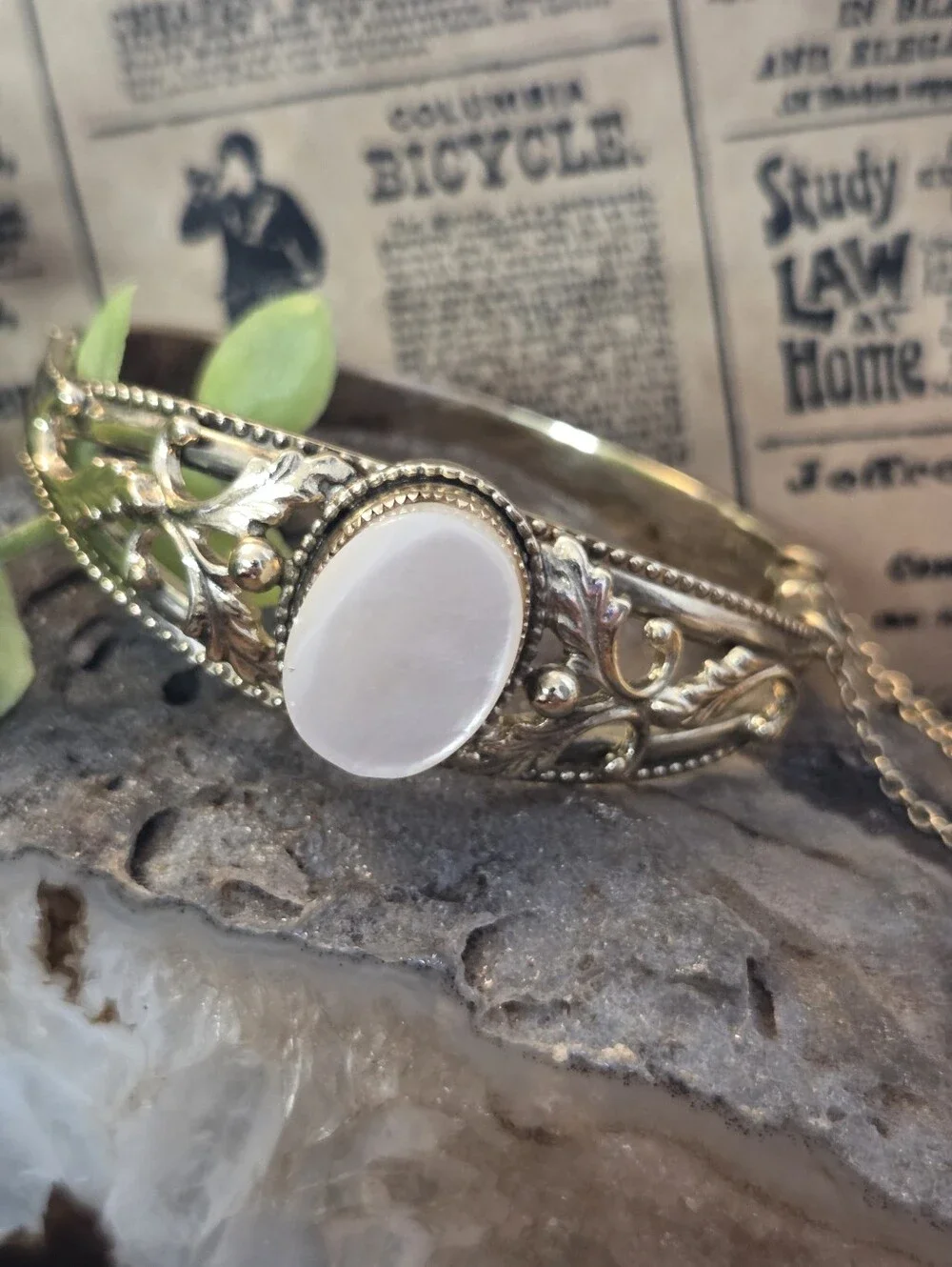 Stunning Vintage Mother Of Pearl Bangle Bracelet Floral Detail & Safety Chain